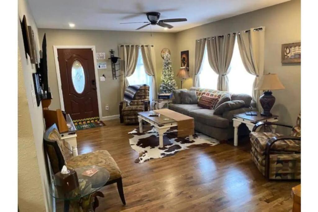 Stockyards!-1 Block Away ! Cowboy Cottage Sleeps 9 Fort Worth Bagian luar foto
