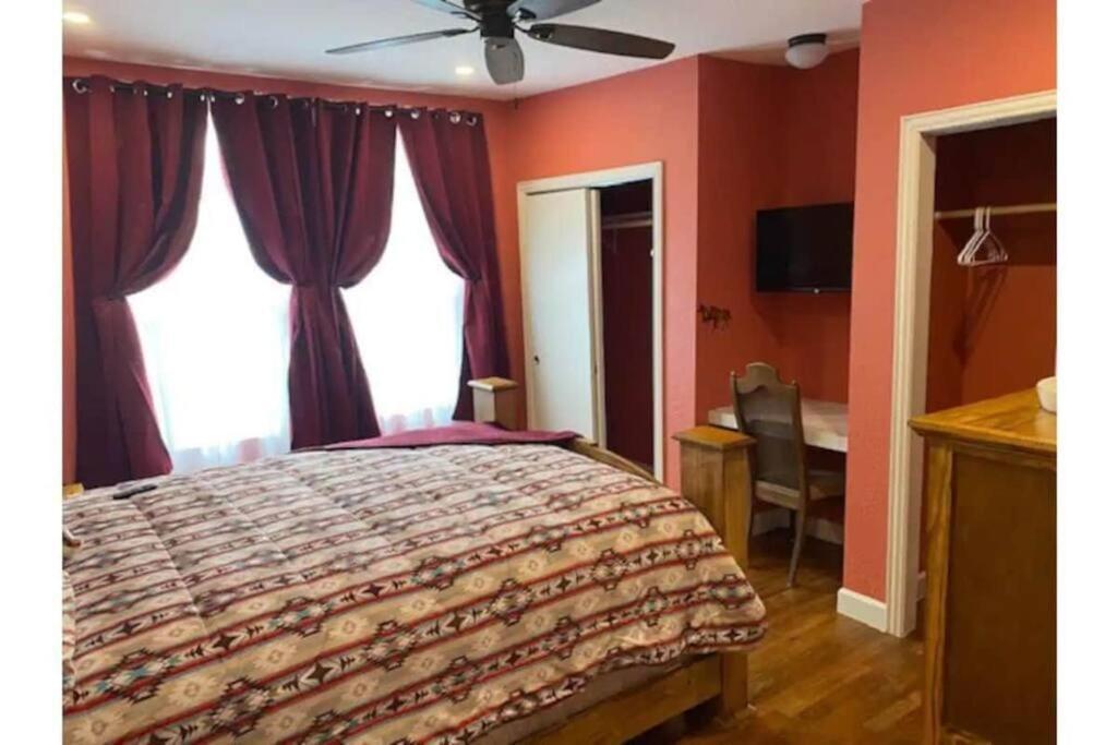 Stockyards!-1 Block Away ! Cowboy Cottage Sleeps 9 Fort Worth Bagian luar foto