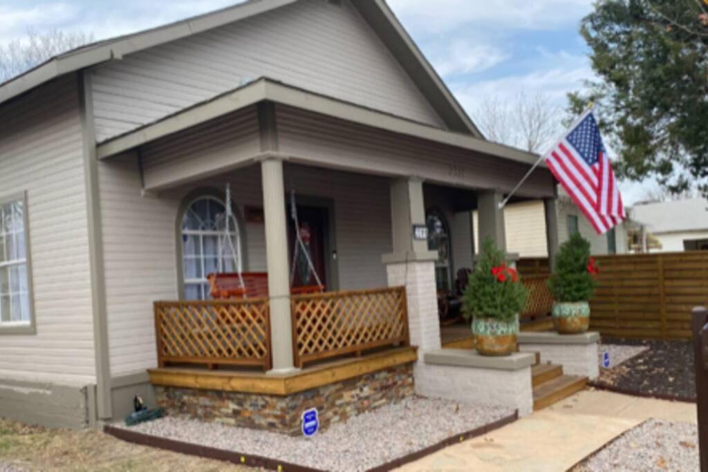 Stockyards!-1 Block Away ! Cowboy Cottage Sleeps 9 Fort Worth Bagian luar foto