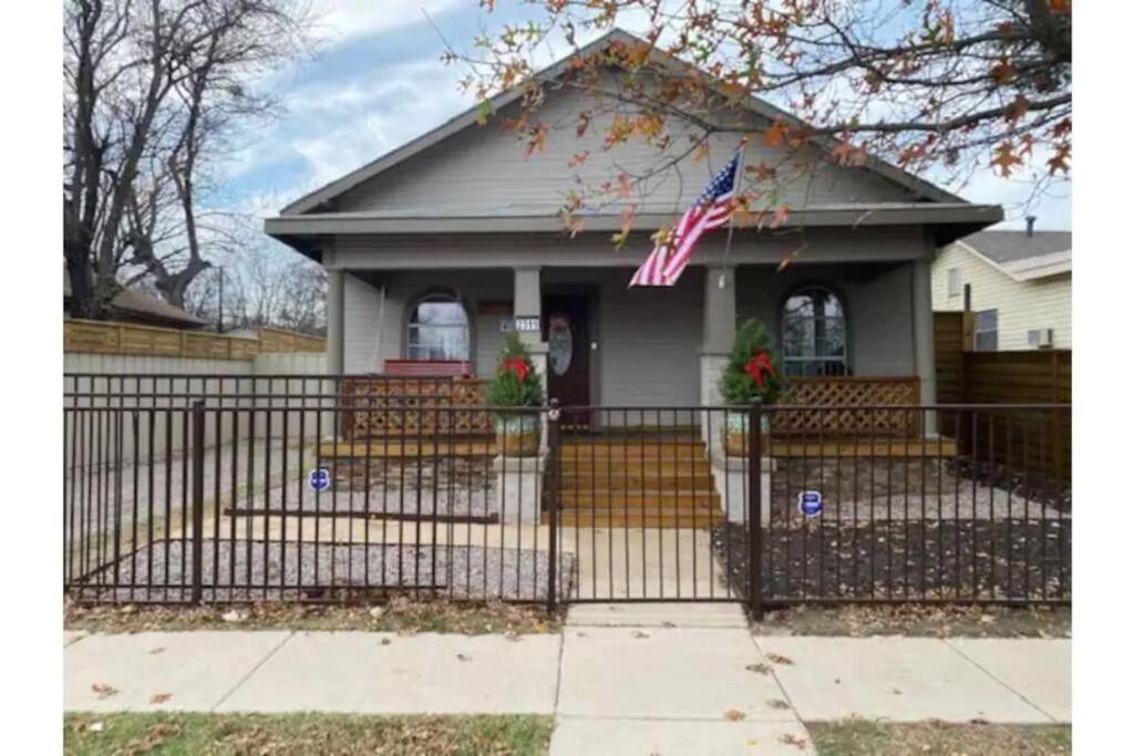 Stockyards!-1 Block Away ! Cowboy Cottage Sleeps 9 Fort Worth Bagian luar foto