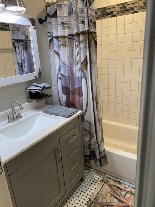 Stockyards!-1 Block Away ! Cowboy Cottage Sleeps 9 Fort Worth Bagian luar foto