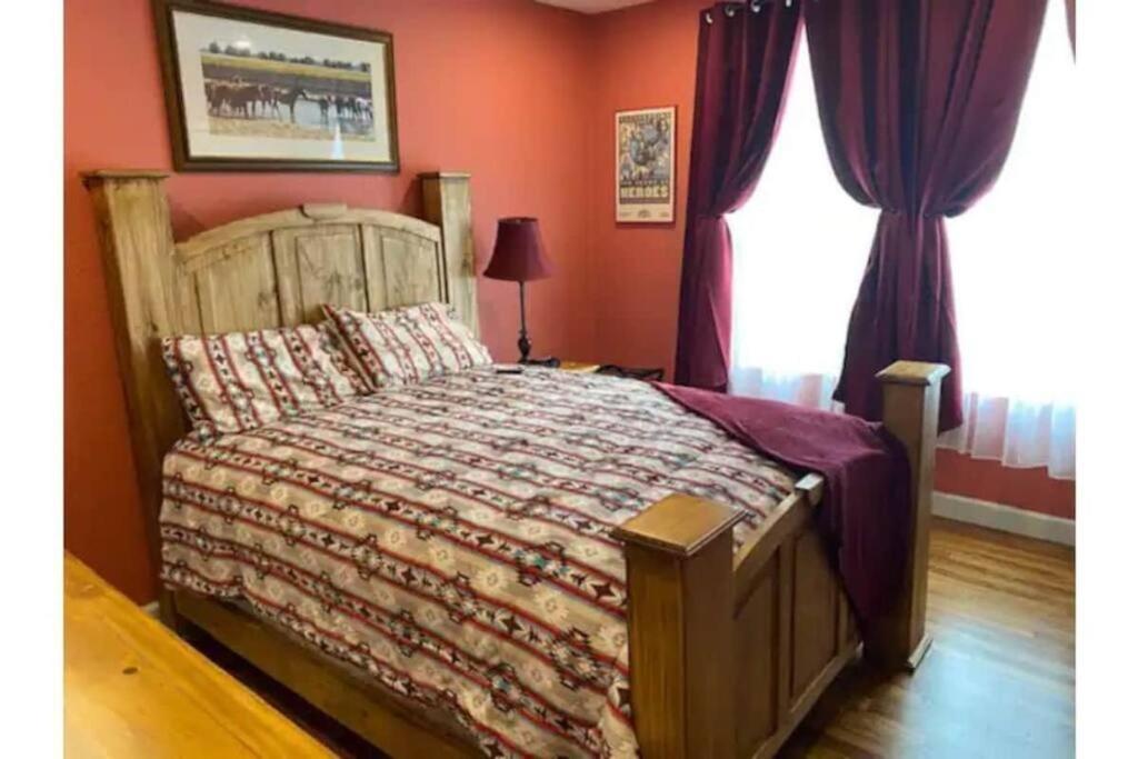 Stockyards!-1 Block Away ! Cowboy Cottage Sleeps 9 Fort Worth Bagian luar foto