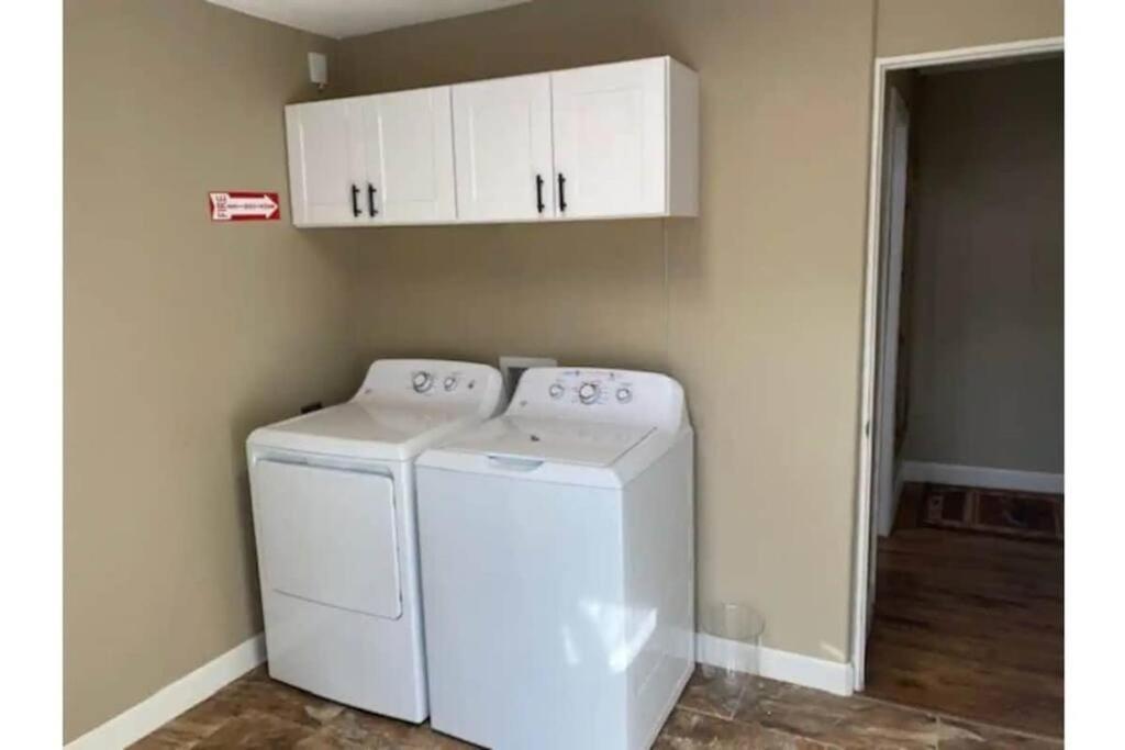 Stockyards!-1 Block Away ! Cowboy Cottage Sleeps 9 Fort Worth Bagian luar foto