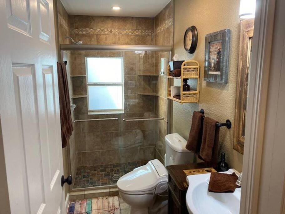 Stockyards!-1 Block Away ! Cowboy Cottage Sleeps 9 Fort Worth Bagian luar foto