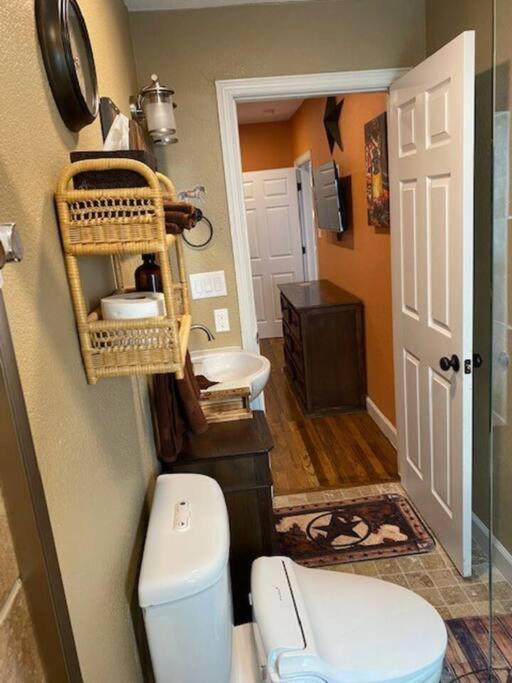 Stockyards!-1 Block Away ! Cowboy Cottage Sleeps 9 Fort Worth Bagian luar foto